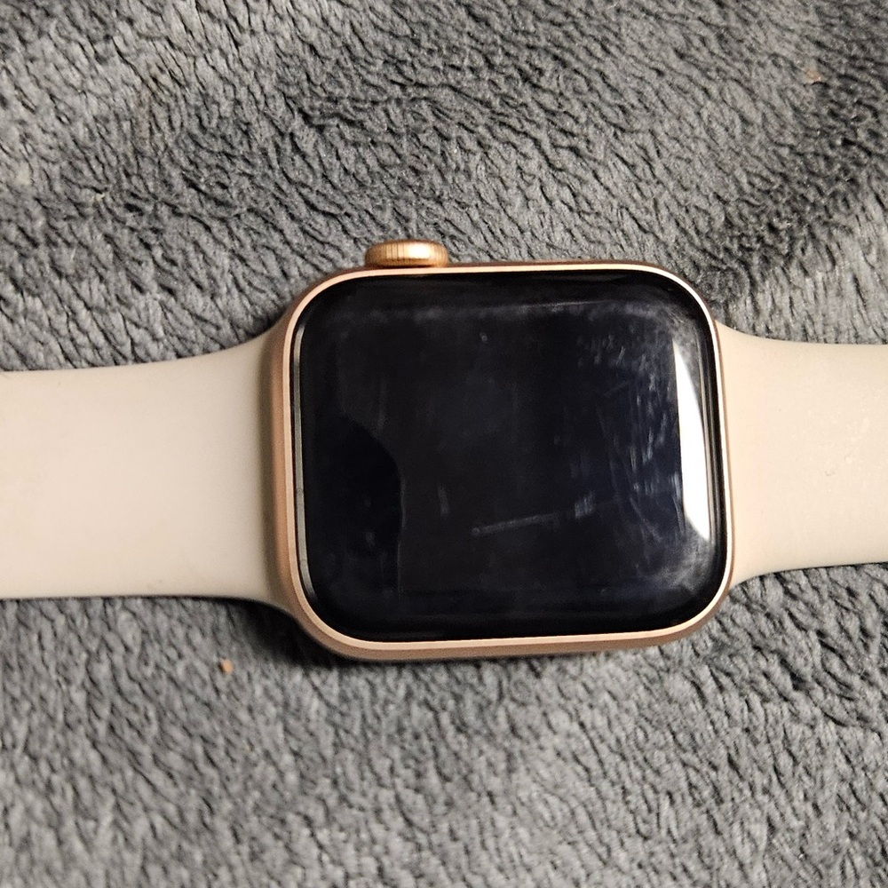 COPY - APPLE WATCH SE AND CHARGER (has a small scratch/crack)